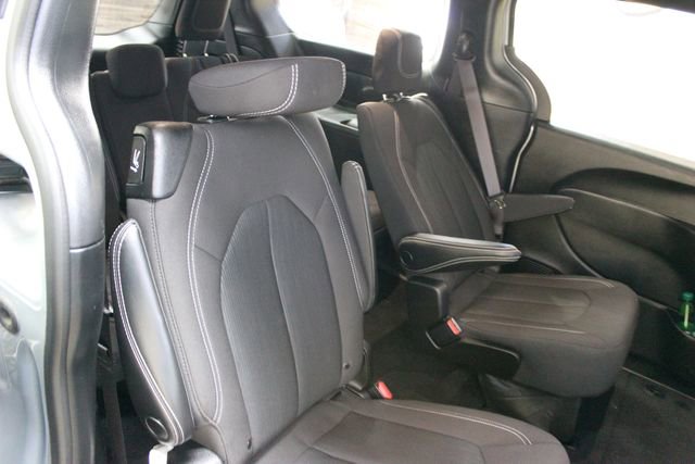 Used 2023 Chrysler Pacifica Touring FWD image 9