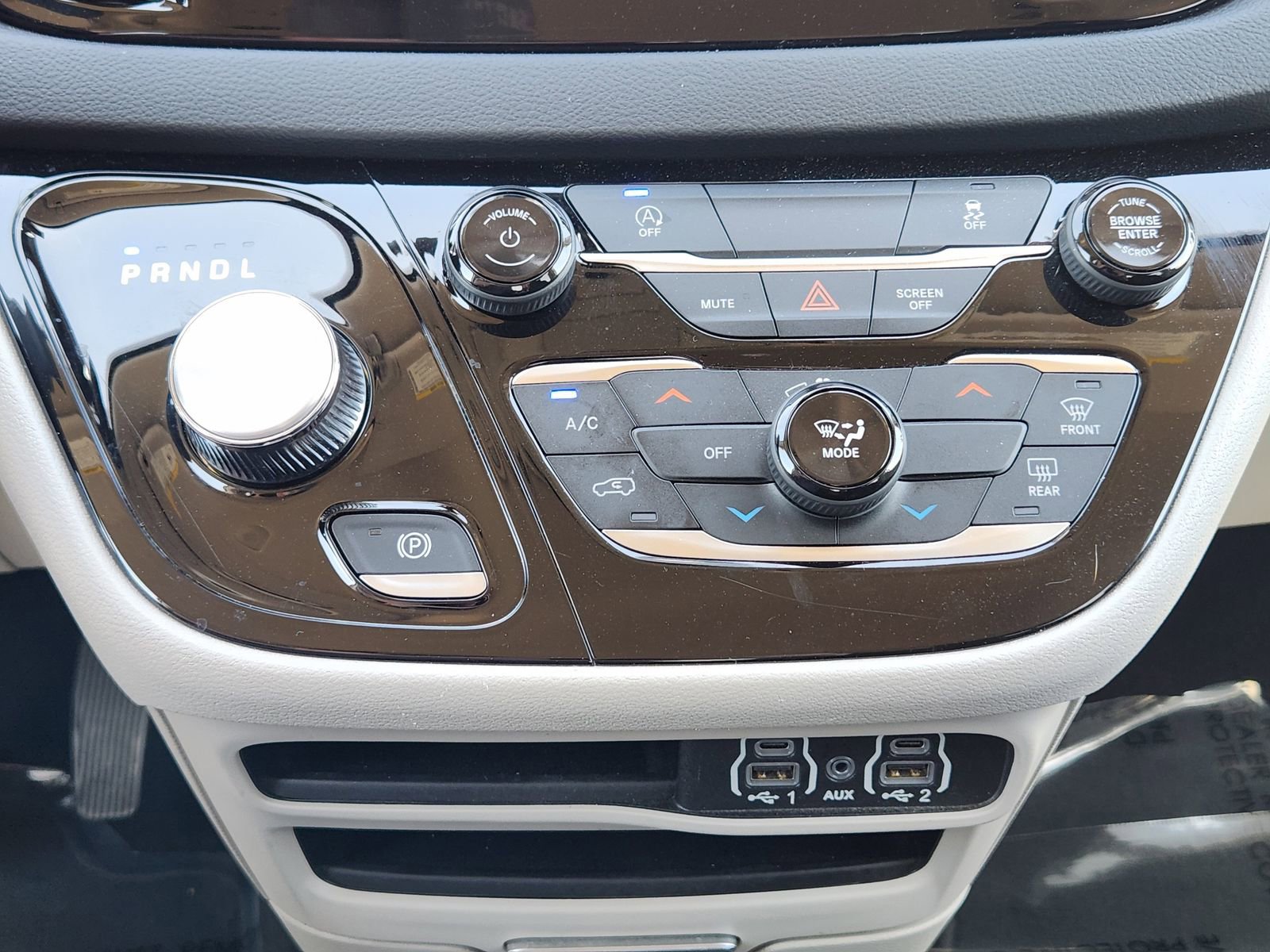 Used 2023 Chrysler Voyager LX image 25