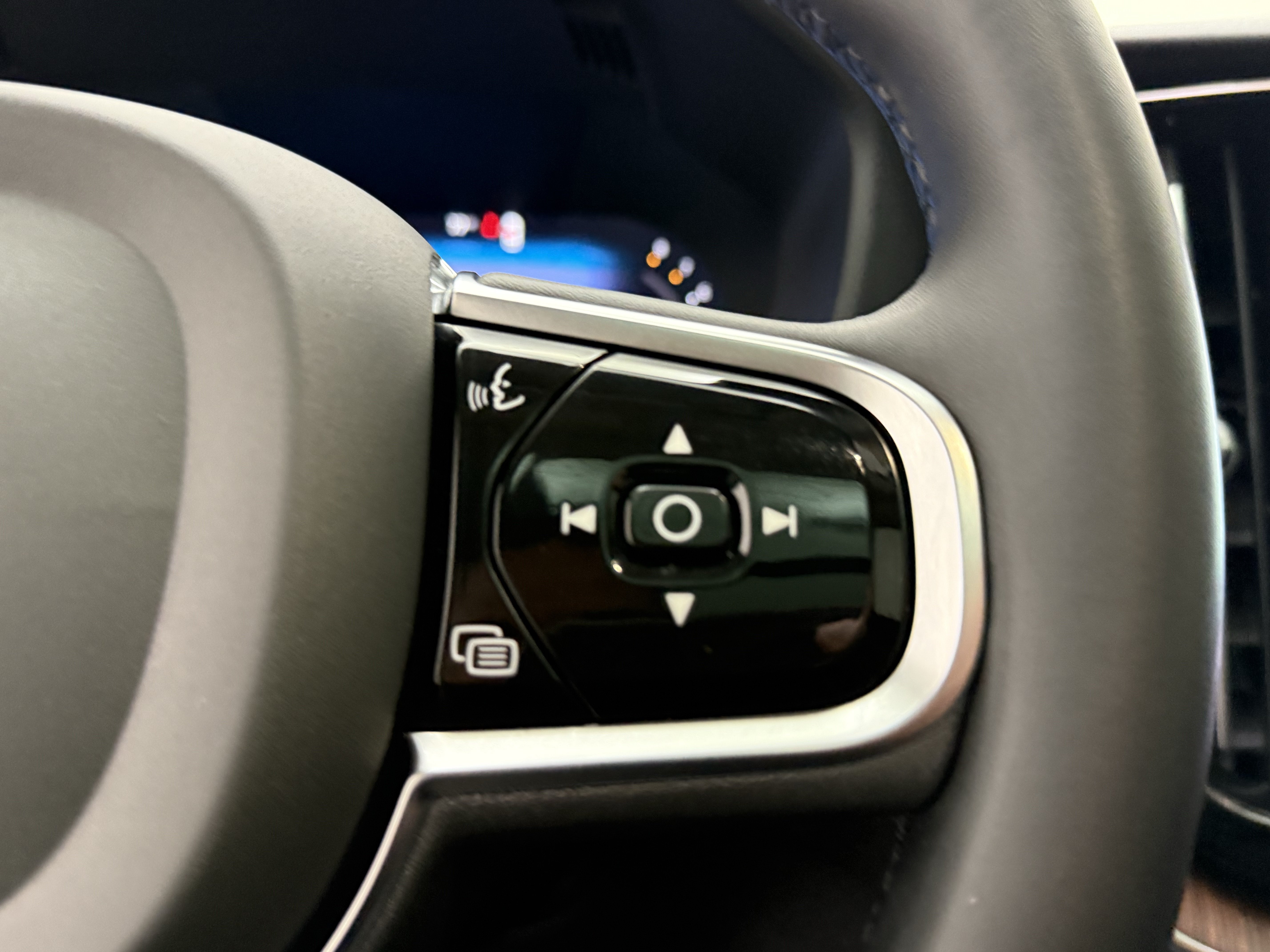 Certified 2023 Volvo XC60 B5 Plus w/ Climate Package FWD image 18