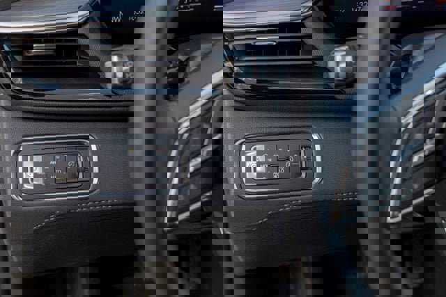 Used 2025 Buick Enclave Preferred AWD/4WD image 28