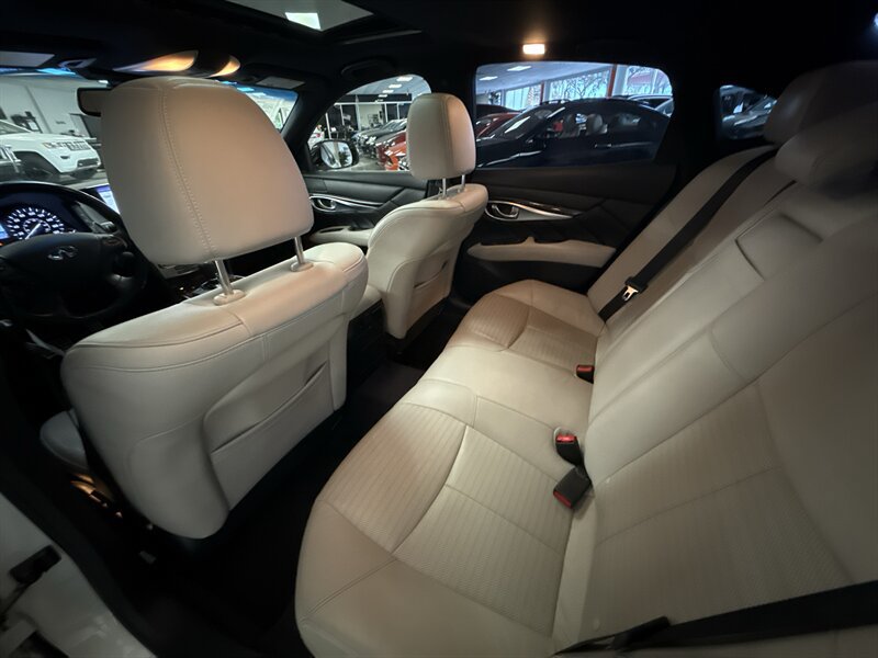 Used 2015 INFINITI Q70 3.7 w/ Sport Package RWD image 27
