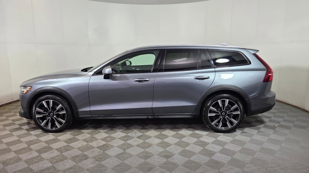 Used 2021 Volvo V60 T5 Cross Country w/ Climate Package image 3