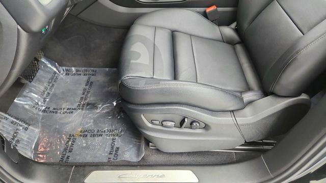 Used 2025 Porsche Cayenne w/ Premium Package image 33