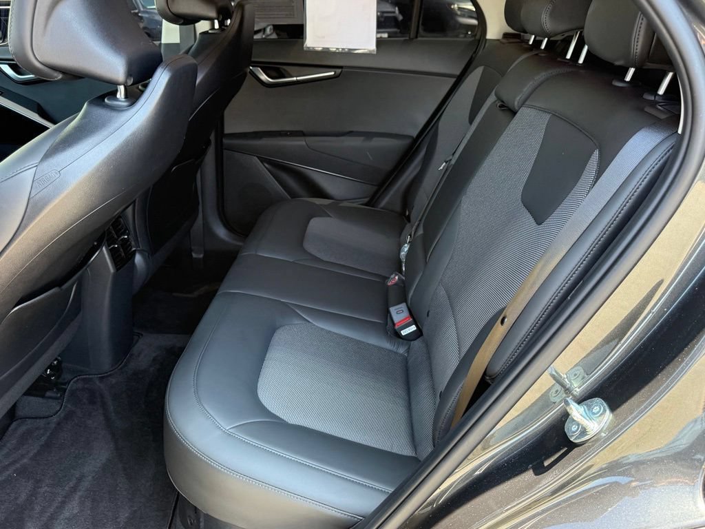 Used 2025 Kia Niro EX FWD image 32