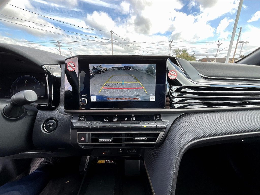 Used 2025 Toyota Camry SE FWD image 9
