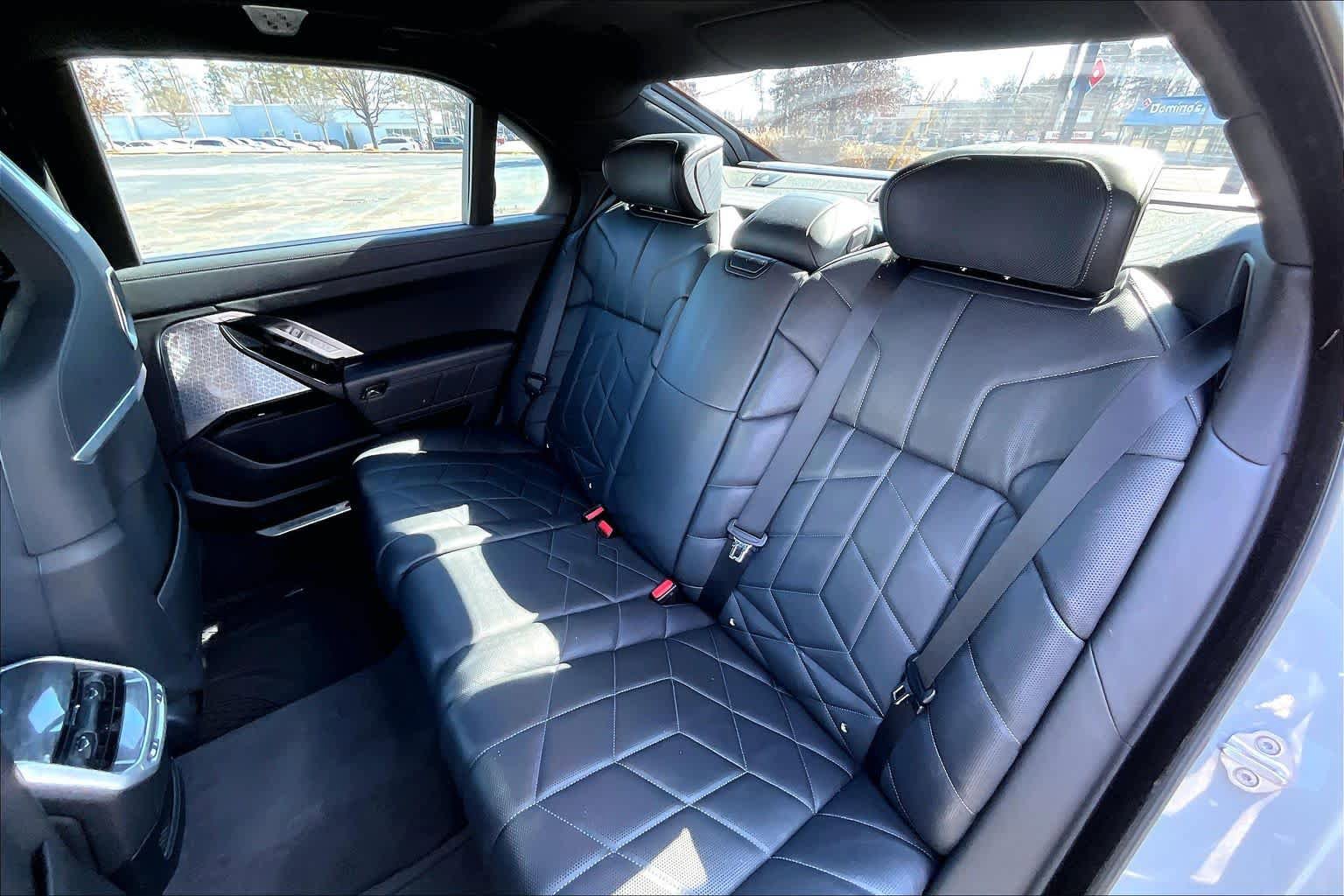 Used 2023 BMW 760i xDrive w/ Executive Package image 21