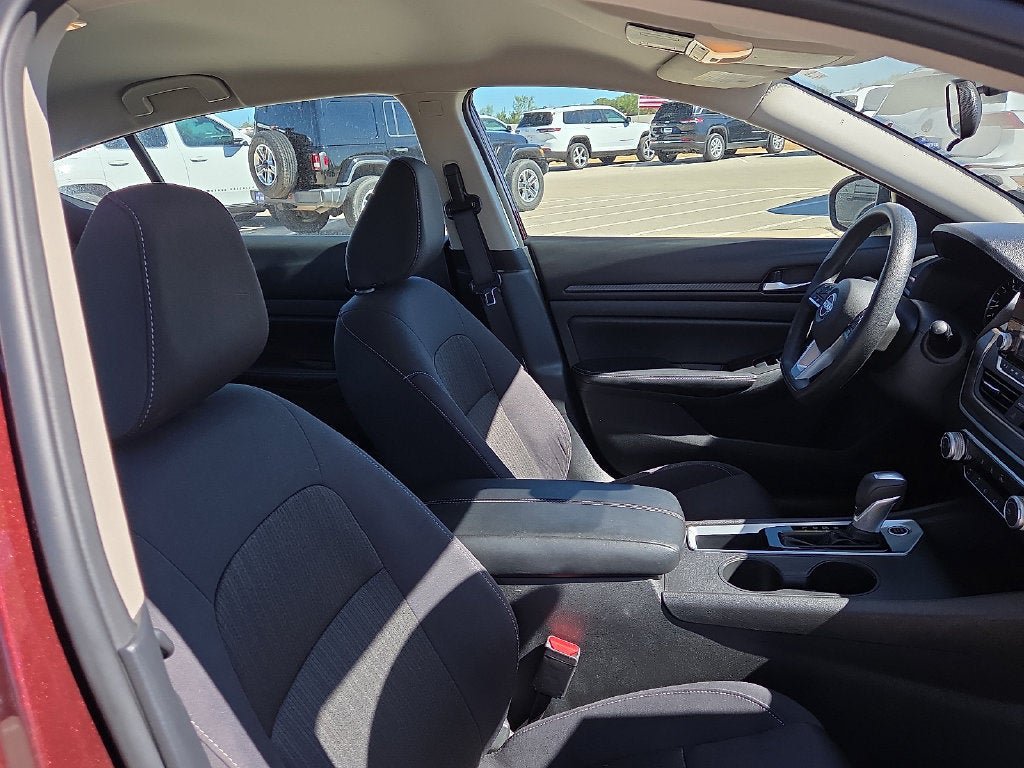 Used 2025 Nissan Altima 2.5 SV FWD image 12