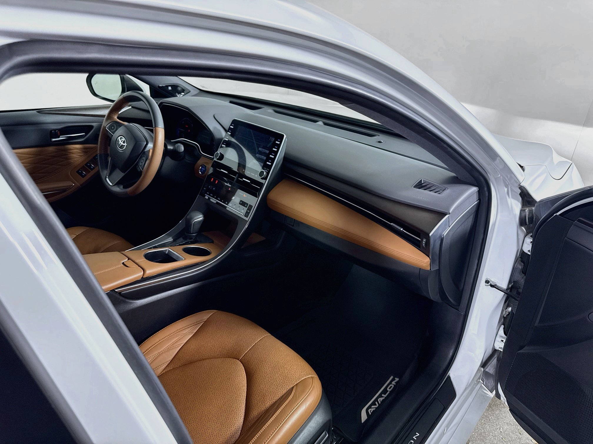 Certified 2019 Toyota Avalon Limited w/ Advanced Safety Package FWD image 29