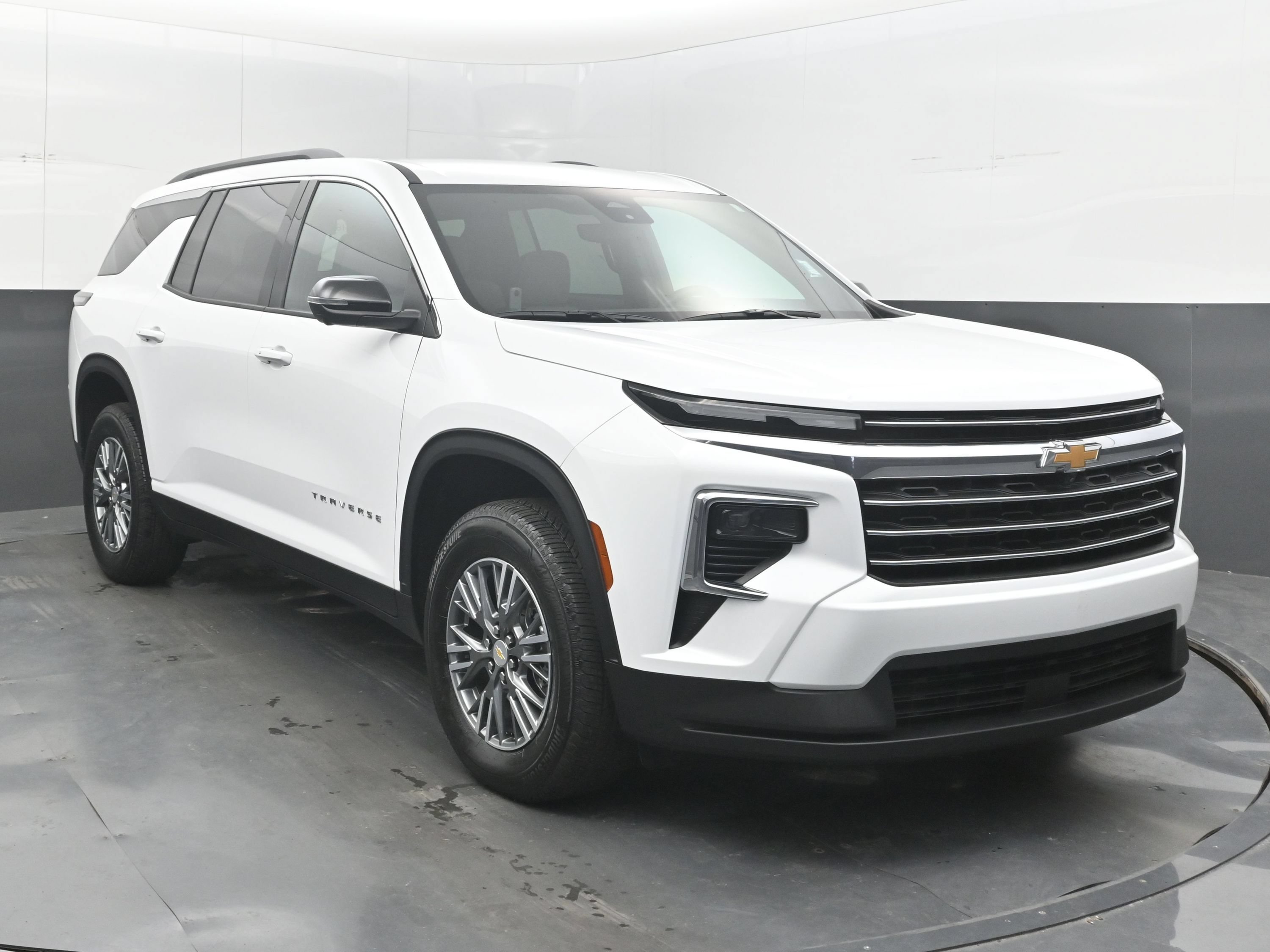 Certified 2026 Chevrolet Traverse LT w/ Driver Confidence Package FWD image 3