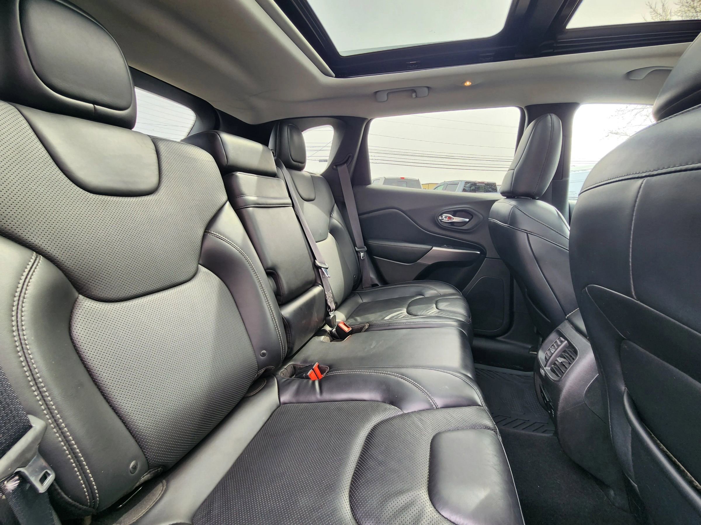 Used 2019 Jeep Cherokee Limited image 49