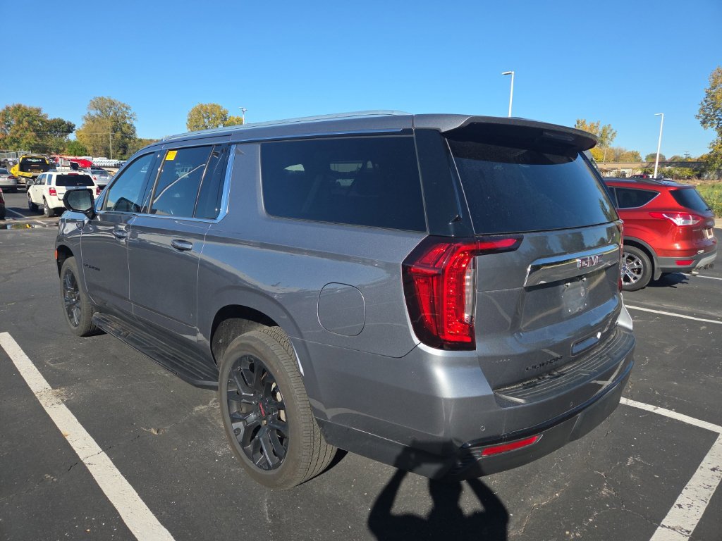 Used 2022 GMC Yukon XL SLE w/ Gmc Pro Safety Plus Package AWD/4WD image 3