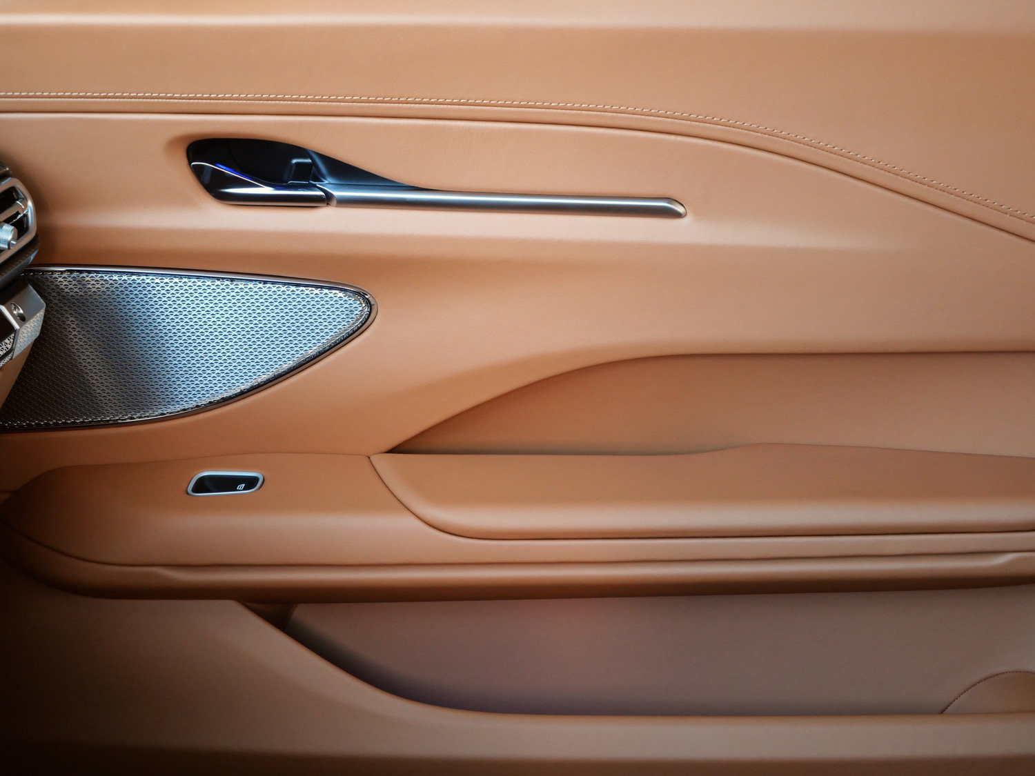 New 2026 Aston Martin V8 Vantage S RWD image 18