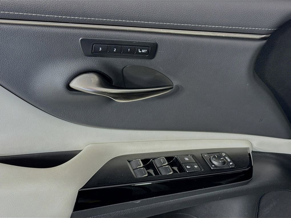 Used 2023 Lexus ES 350 F Sport w/ Accessory Package (Z2) image 18
