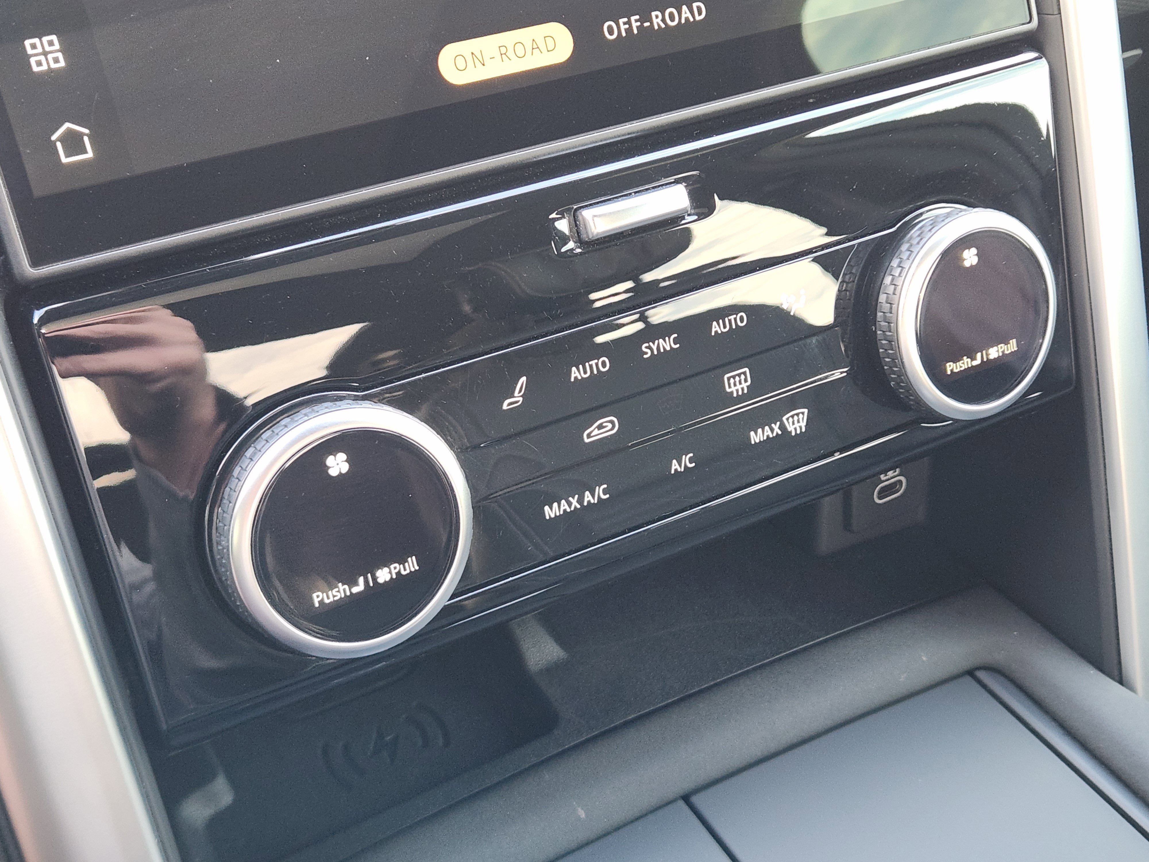 Certified 2025 Land Rover Discovery Dynamic SE image 16