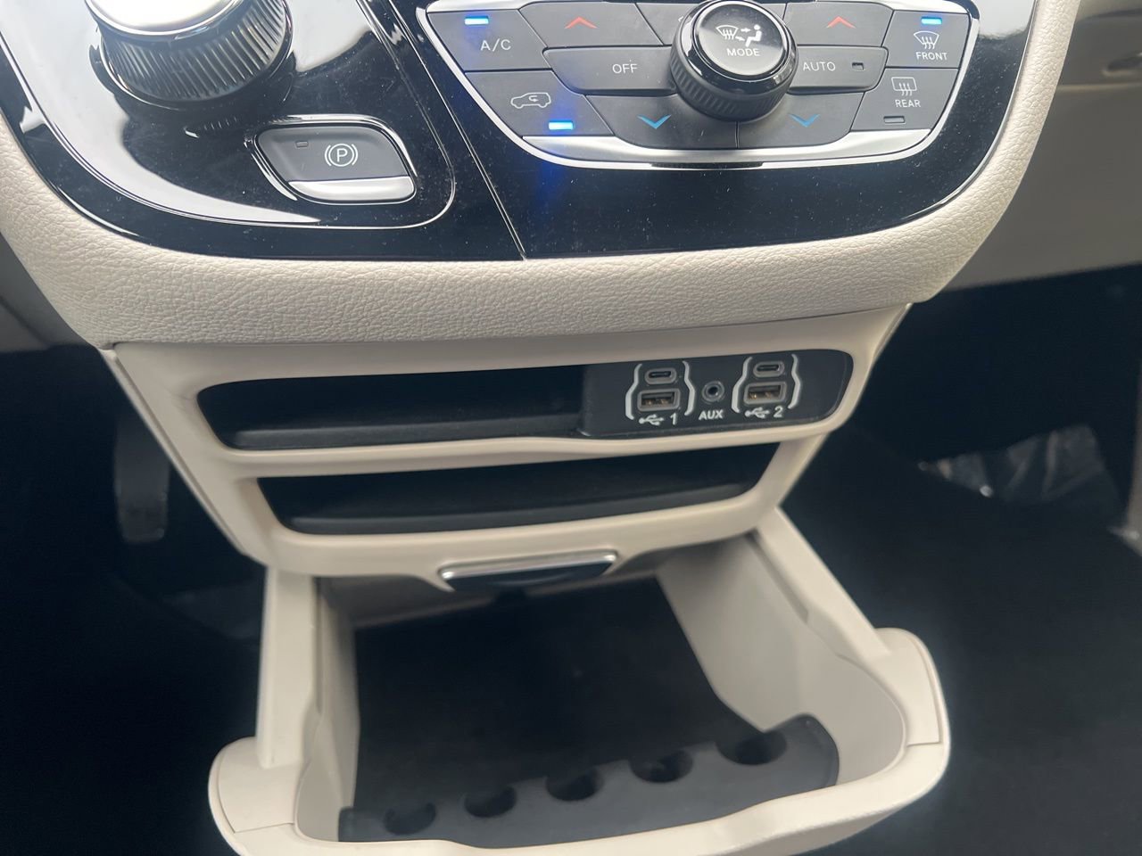 Used 2023 Chrysler Pacifica Touring-L FWD image 33