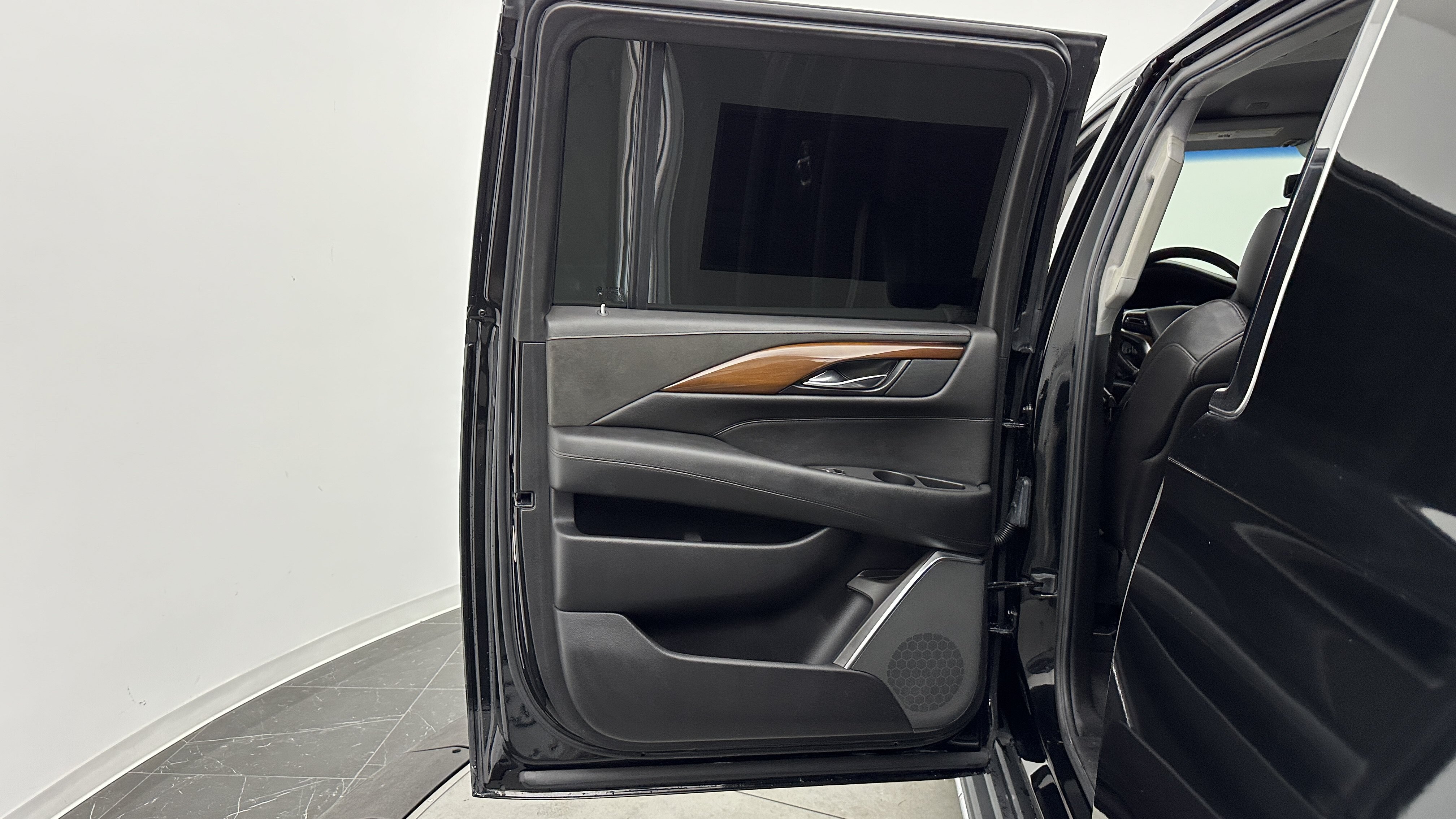 Used 2018 Cadillac Escalade ESV 4WD image 27