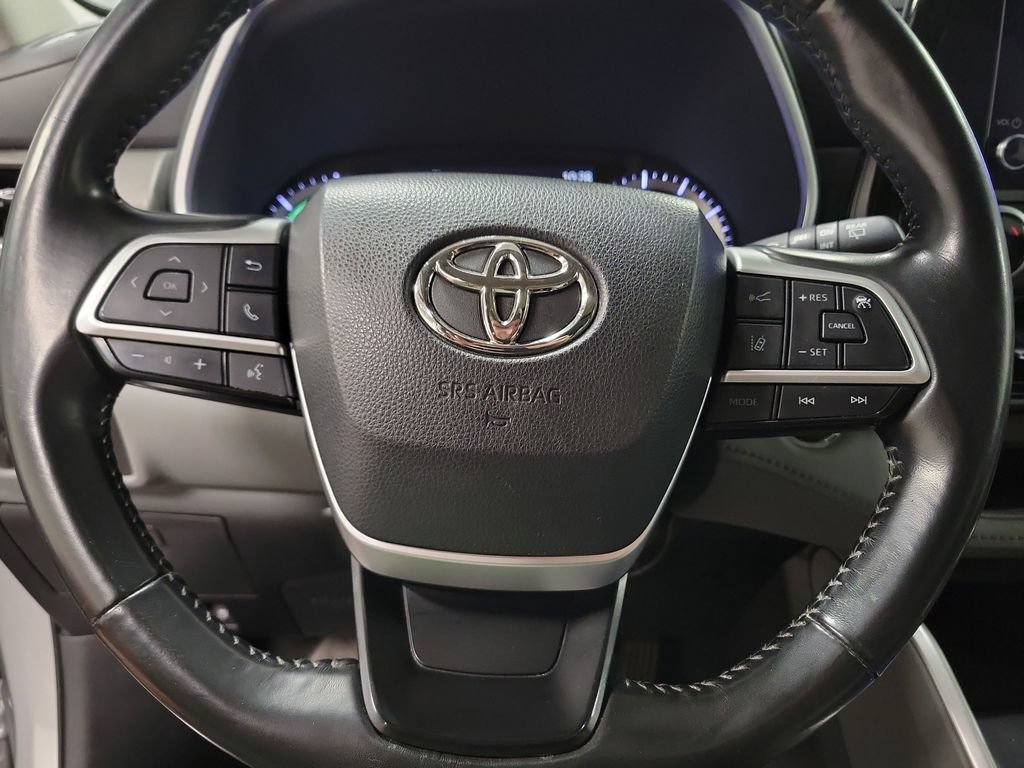 Used 2023 Toyota Highlander XLE AWD/4WD image 18