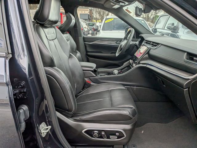 Used 2023 Jeep Grand Cherokee Overland w/ Luxury Tech Group IV AWD/4WD image 32