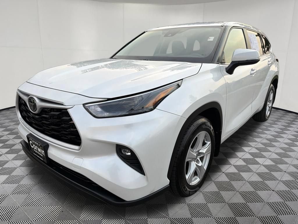 Used 2024 Toyota Highlander LE AWD/4WD image 3