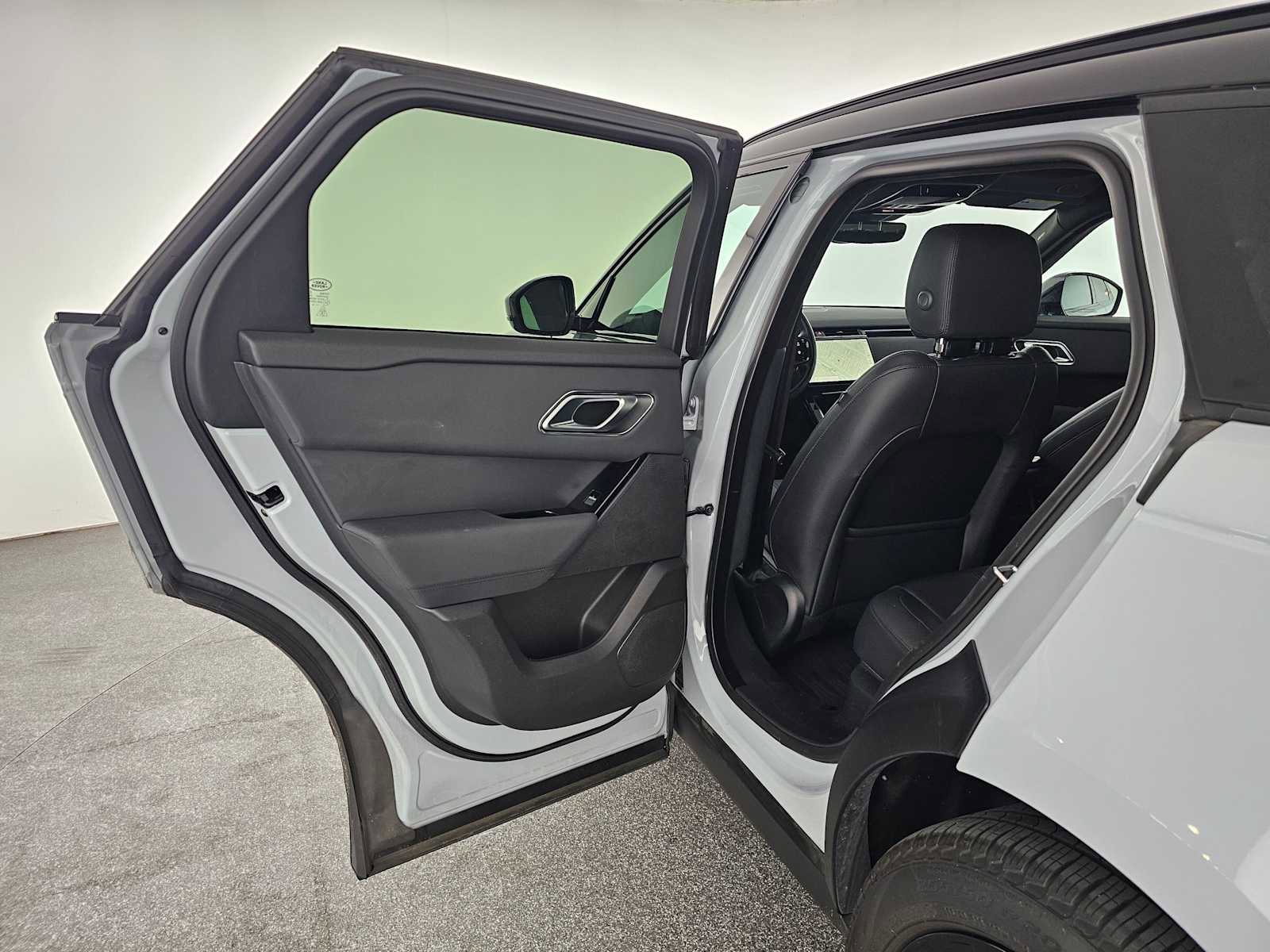 Used 2025 Land Rover Range Rover Velar Dynamic SE image 15