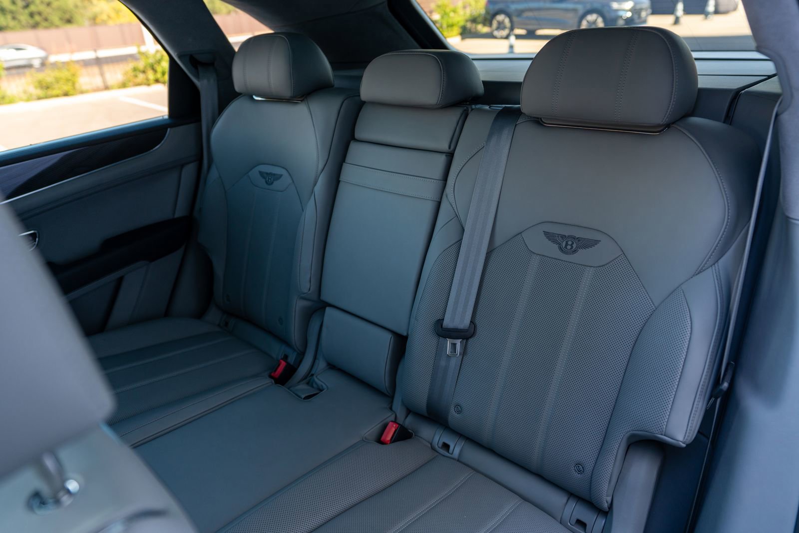 Used 2025 Bentley Bentayga image 33