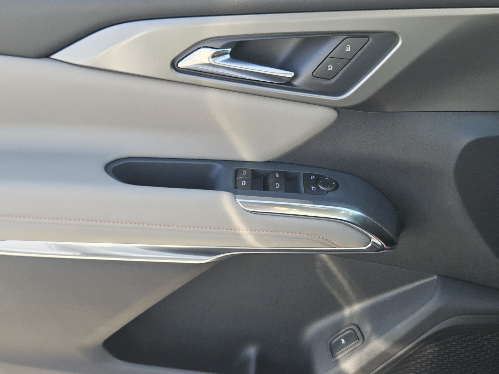 New 2027 Chevrolet Traverse LT w/ Midnight/Sport Edition FWD image 16
