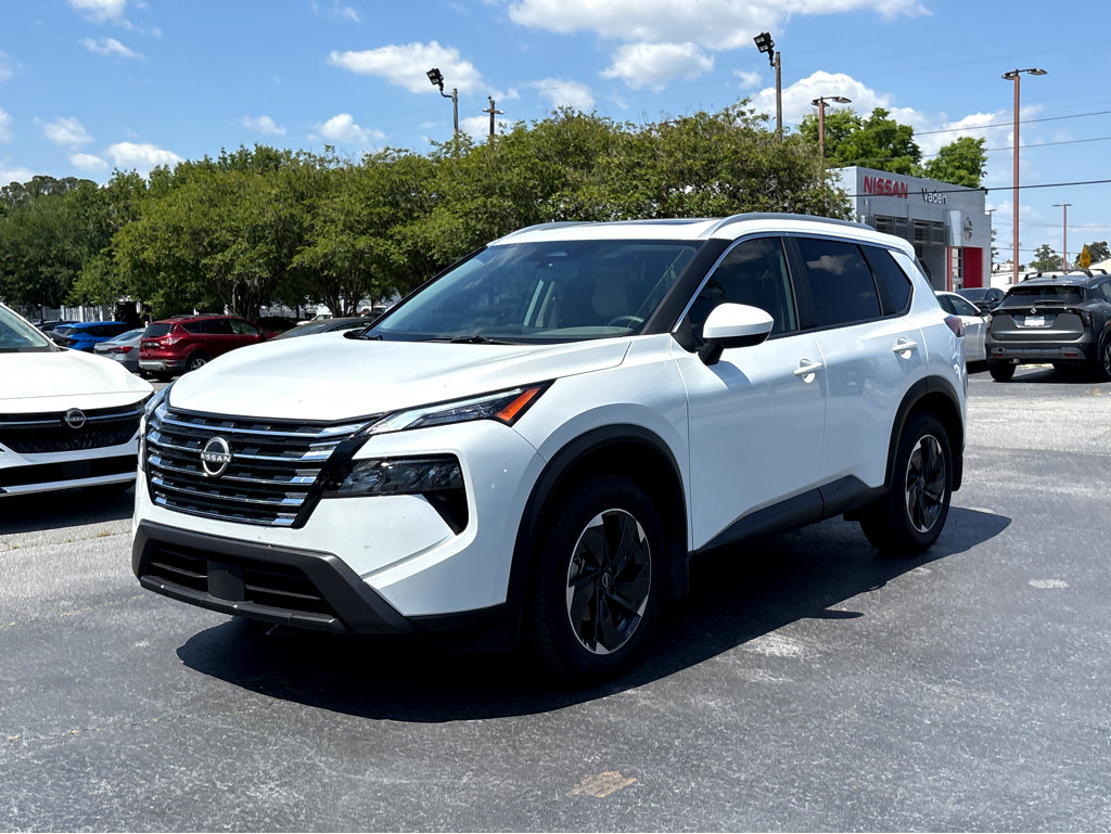 Used 2025 Nissan Rogue SV w/ SV Premium Package image 3