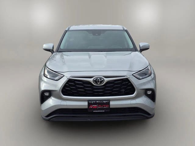 Used 2022 Toyota Highlander LE AWD/4WD image 2