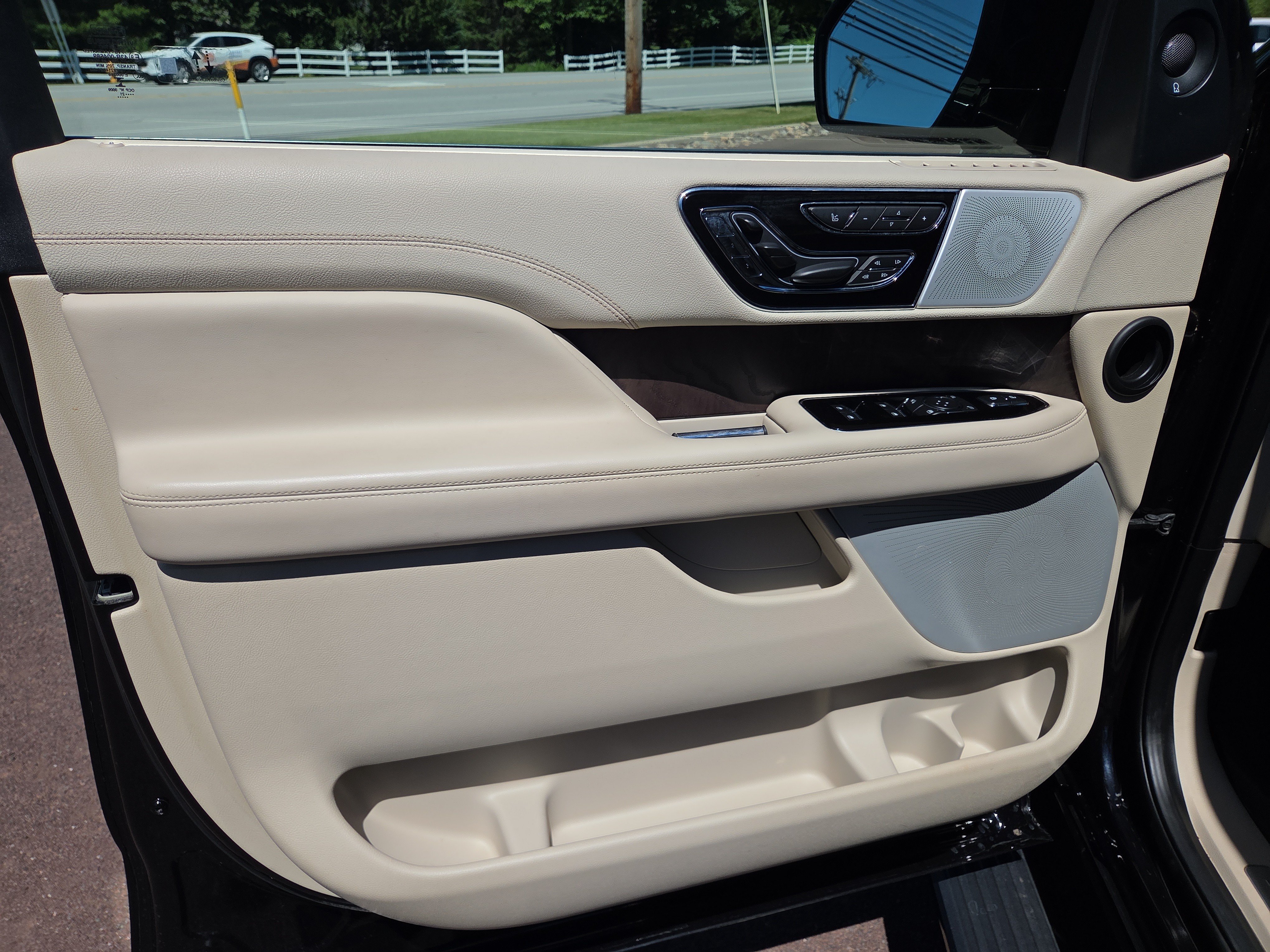 Used 2021 Lincoln Navigator L Reserve w/ Luxury Package AWD/4WD image 14