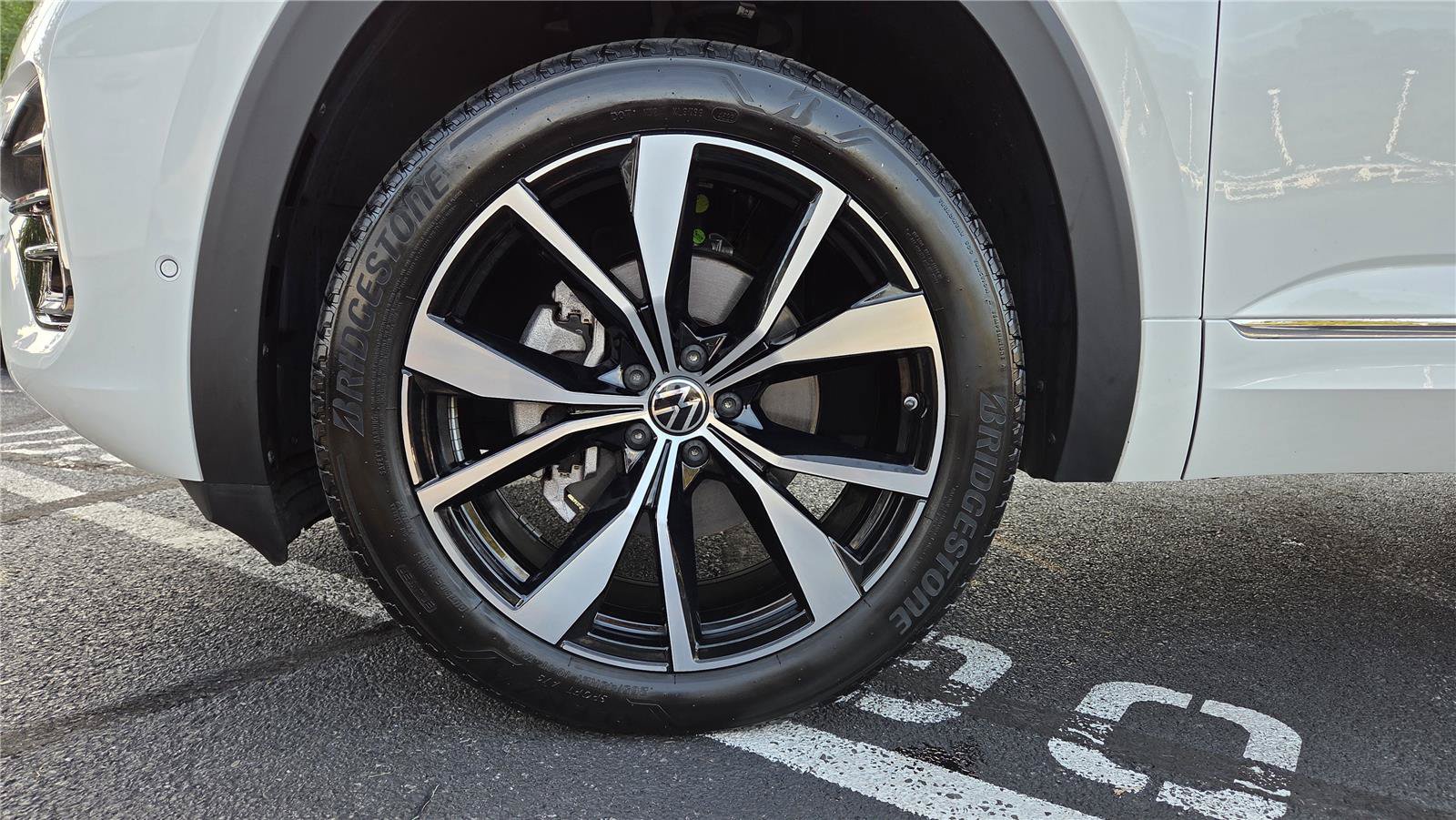 Certified 2024 Volkswagen Atlas Cross Sport SEL Premium R-Line AWD/4WD image 11