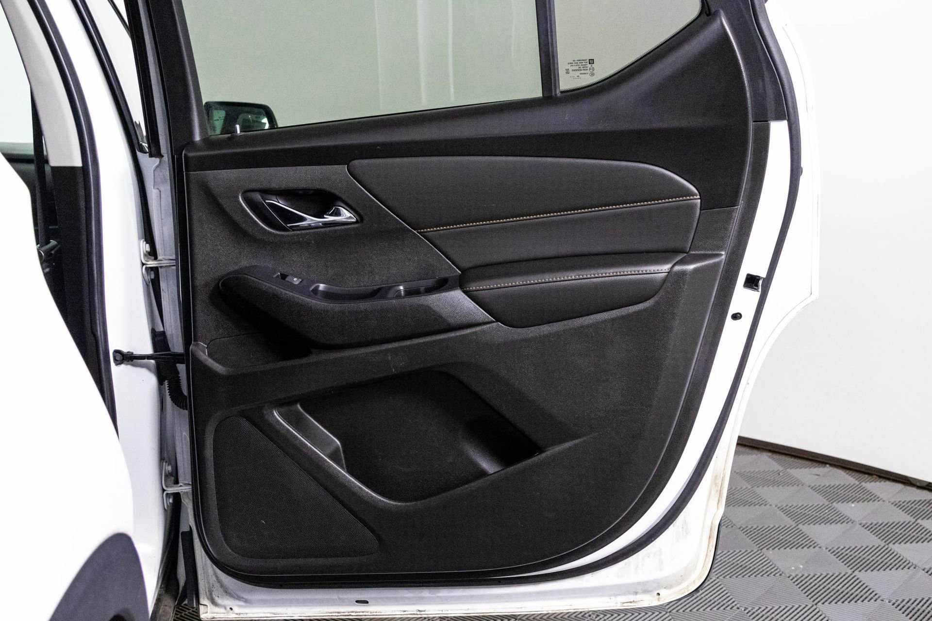 Used 2021 Chevrolet Traverse LT w/ LPO, Floor Liner Package image 37