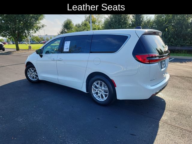 Used 2025 Chrysler Pacifica Select FWD image 8