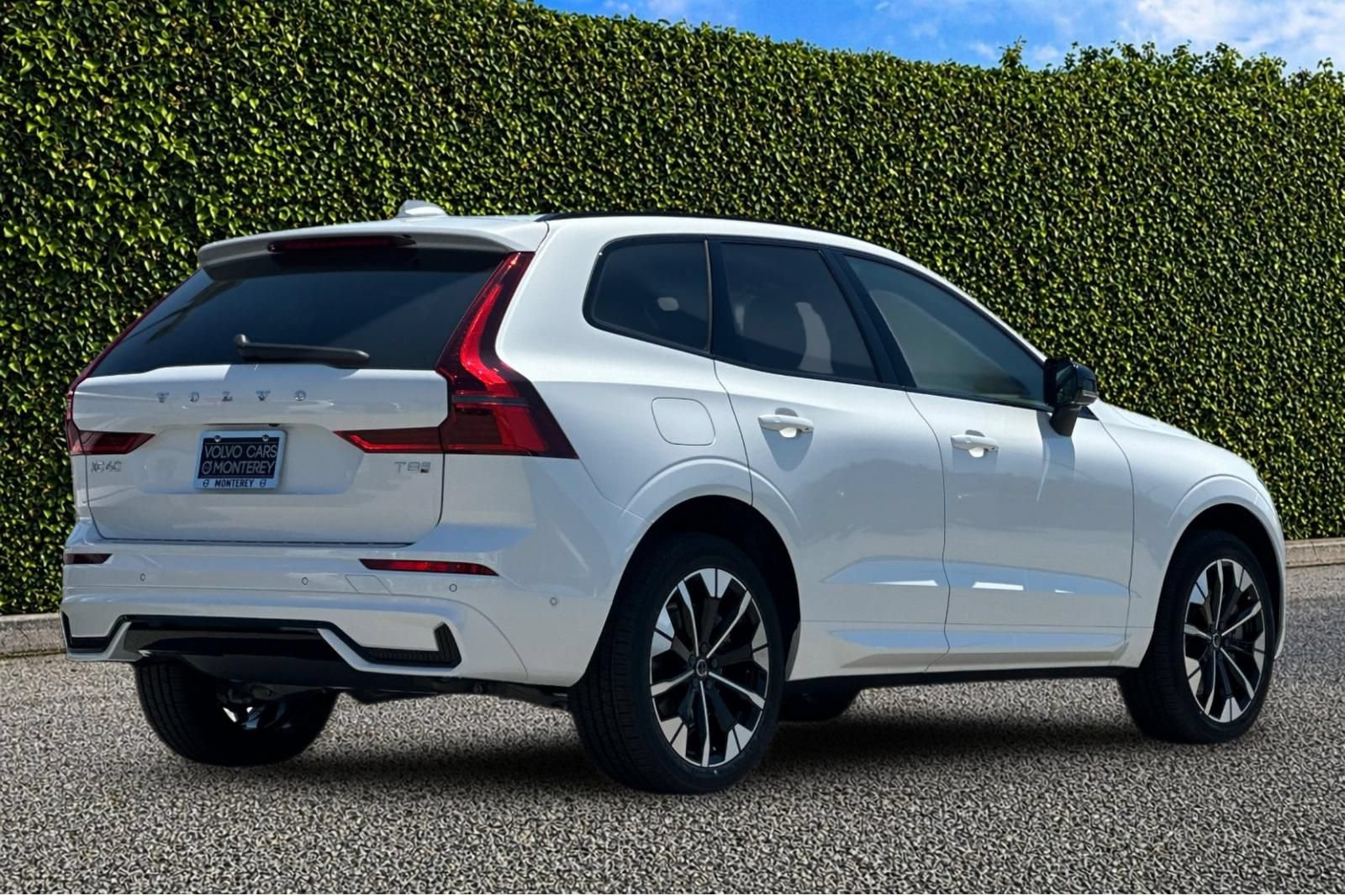 New 2026 Volvo XC60 T8 Plus w/ Protection Package Premier AWD/4WD image 6