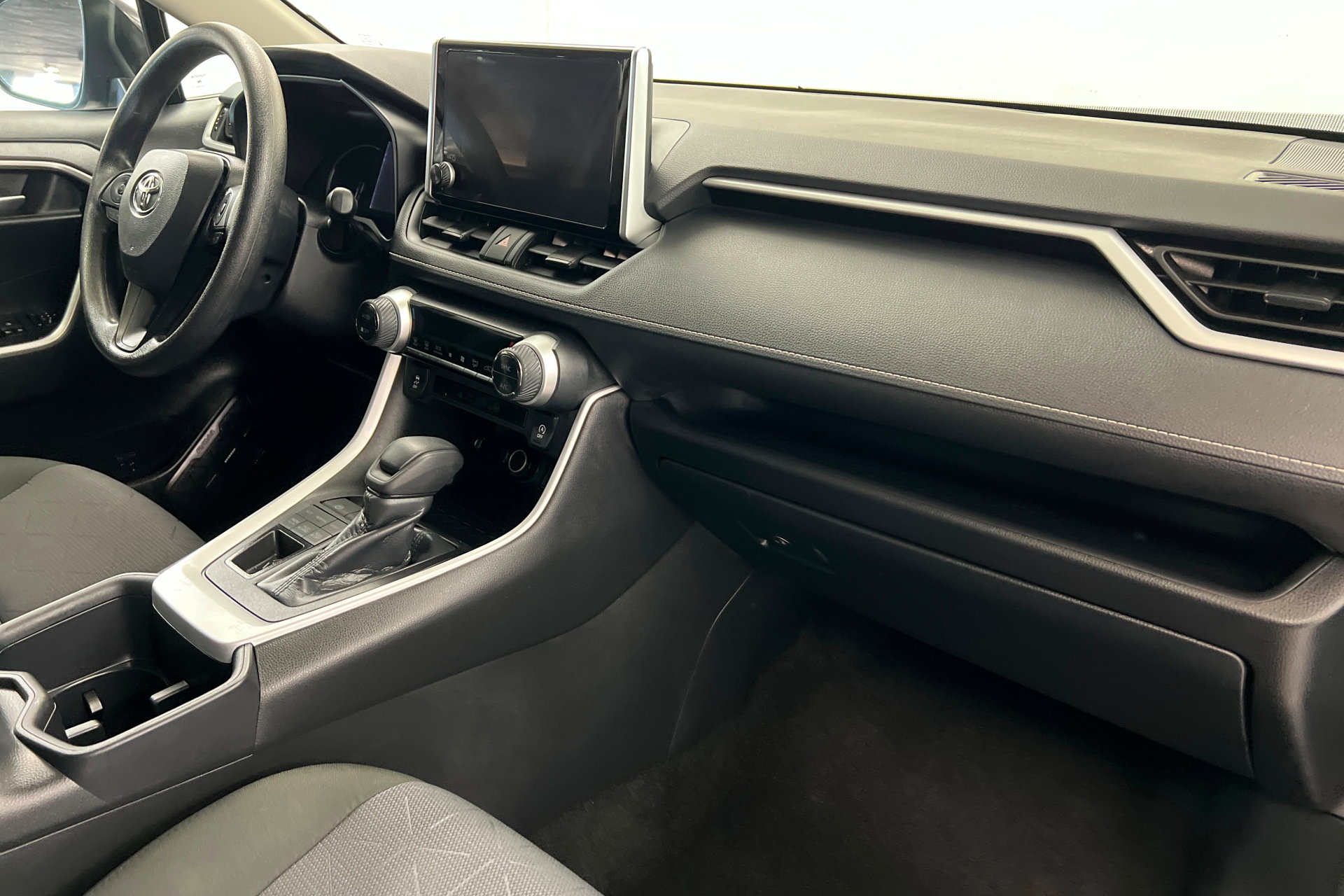 Used 2025 Toyota RAV4 XLE AWD/4WD image 24