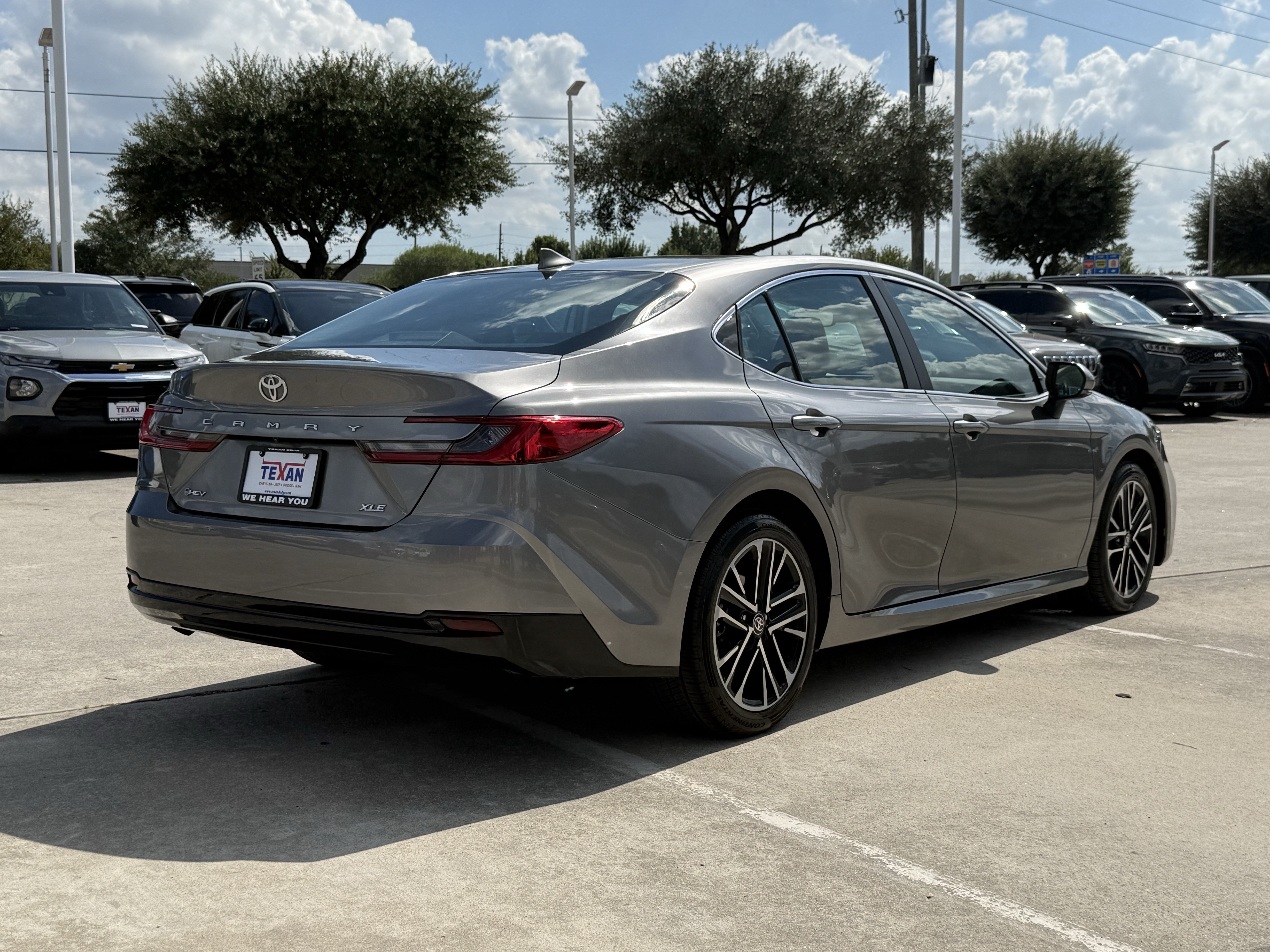 Used 2025 Toyota Camry XLE FWD image 5