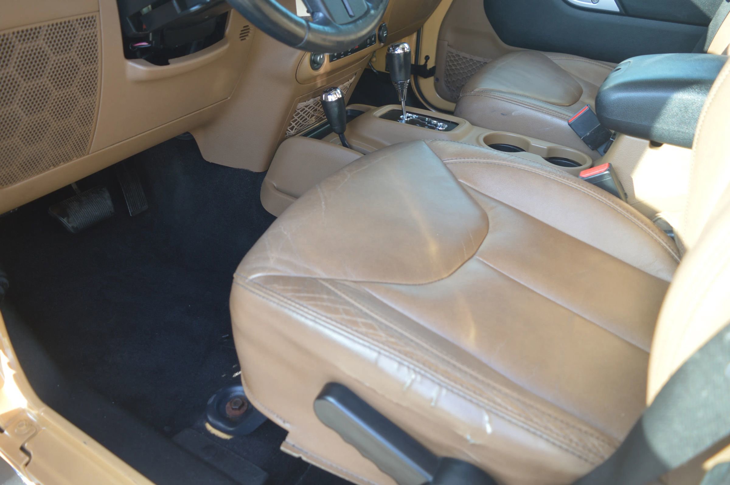 Used 2013 Jeep Wrangler Unlimited Sahara w/ Connectivity Group AWD/4WD image 11