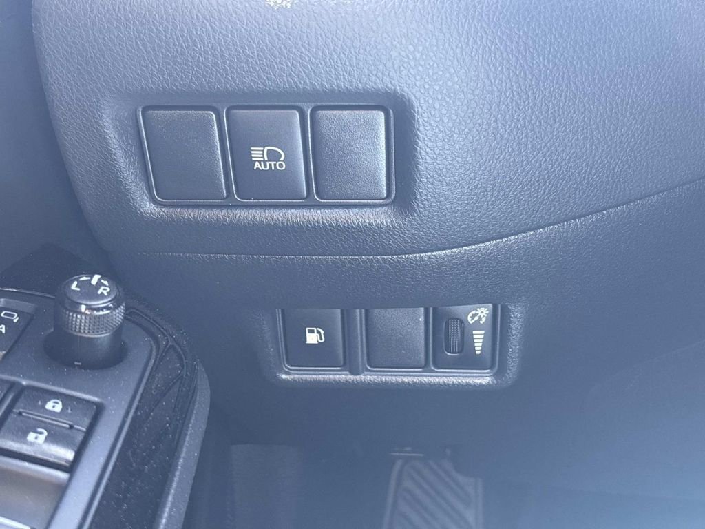Used 2019 Toyota C-HR XLE FWD image 22