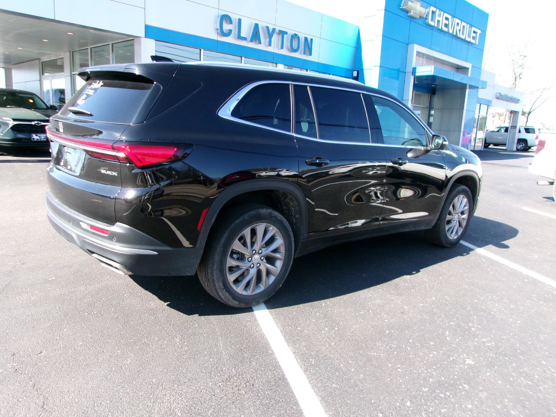 Used 2025 Buick Enclave Preferred image 3