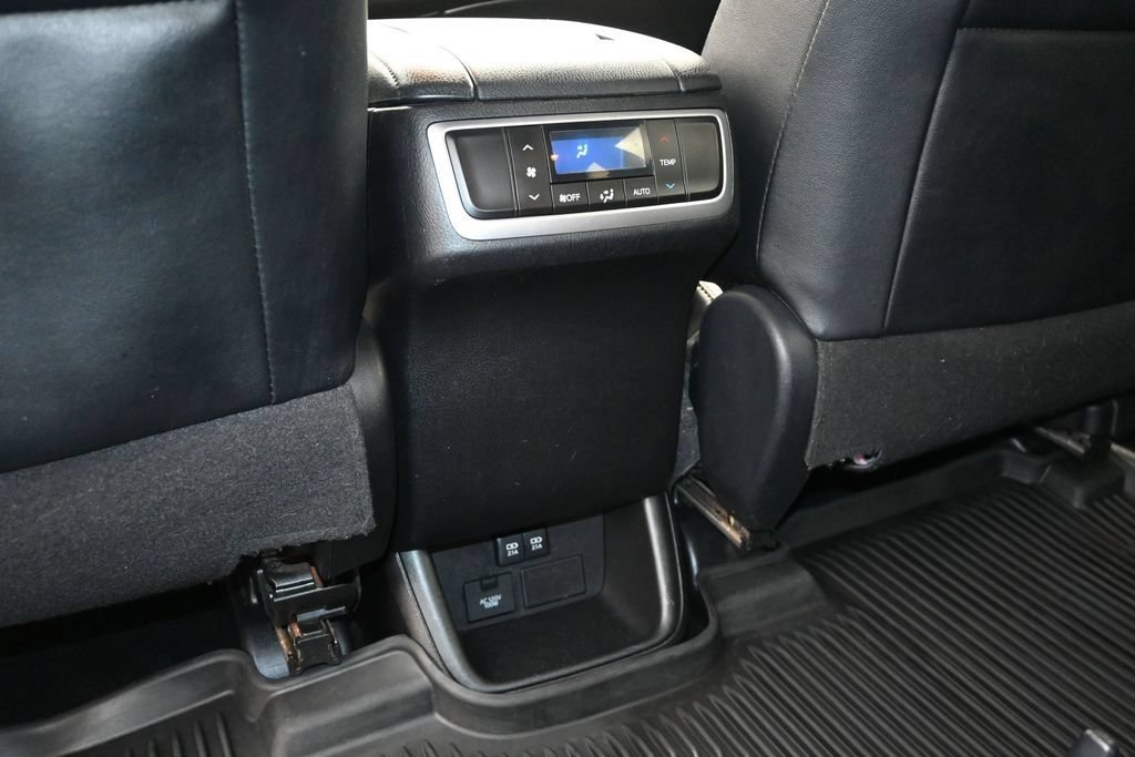 Used 2019 Toyota Highlander XLE AWD/4WD image 16