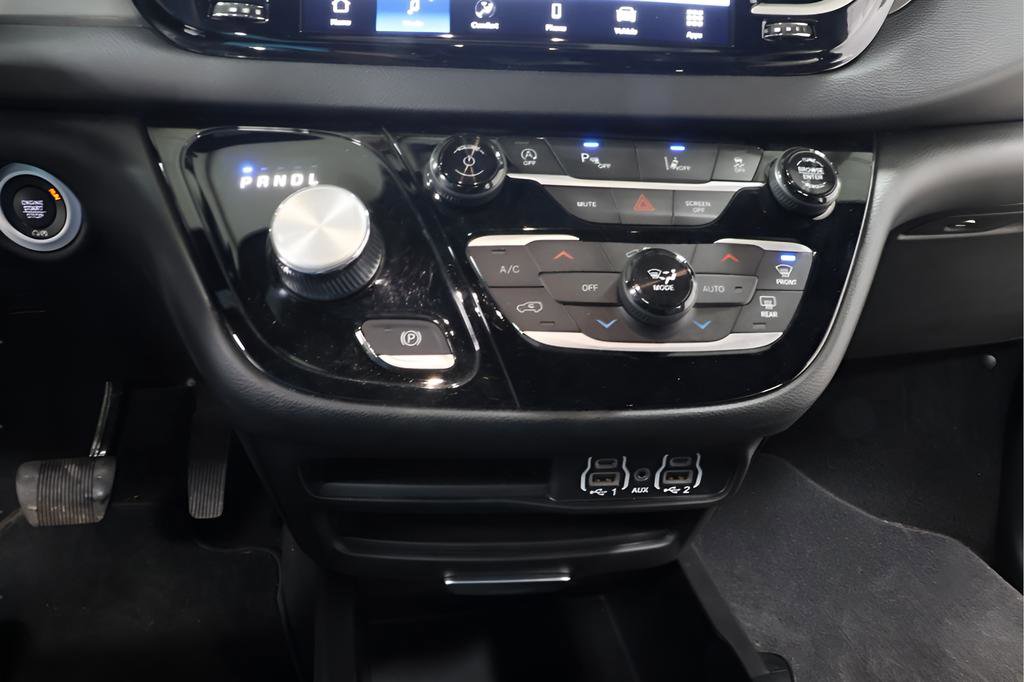 Used 2025 Chrysler Pacifica Select image 9