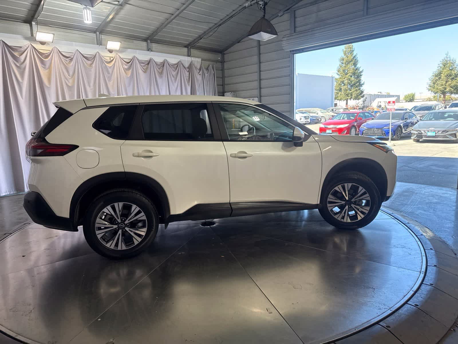 Used 2022 Nissan Rogue SV FWD image 4
