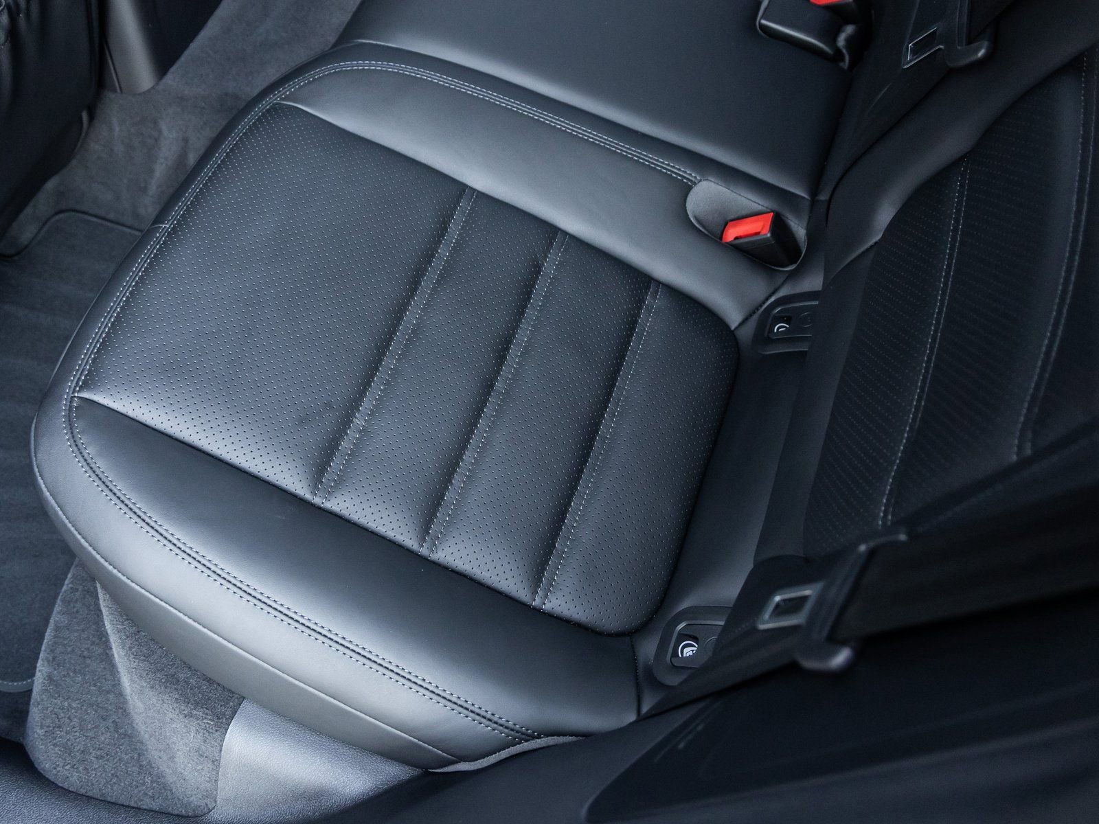 Certified 2026 Porsche Macan image 34