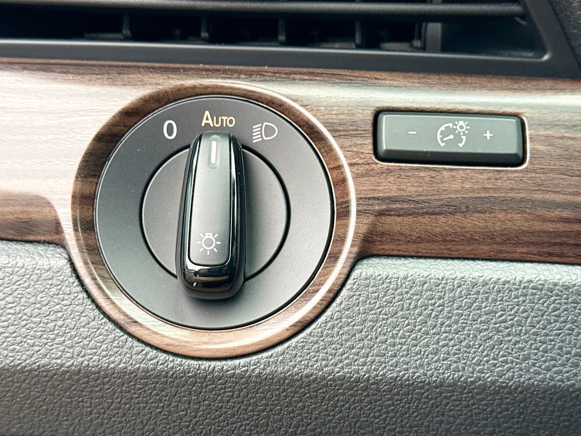 Used 2020 Volkswagen Passat 2.0T SEL image 35