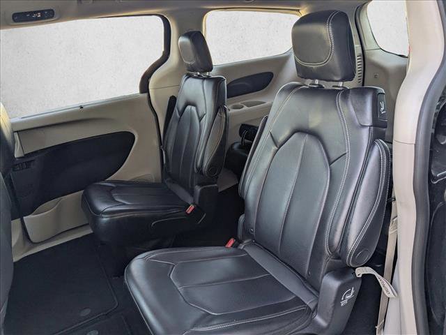 Used 2023 Chrysler Pacifica Touring-L image 17