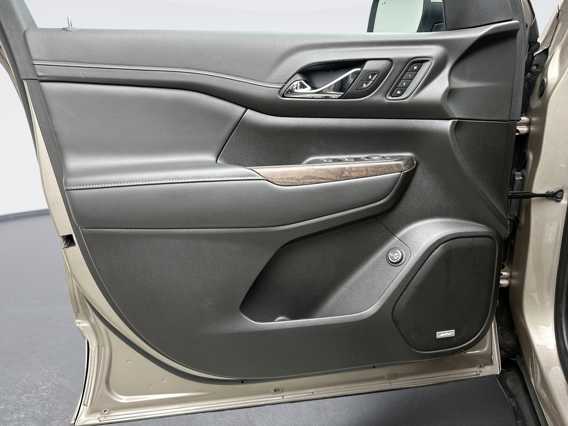 Used 2023 GMC Acadia Denali w/ Denali Technology Package image 9