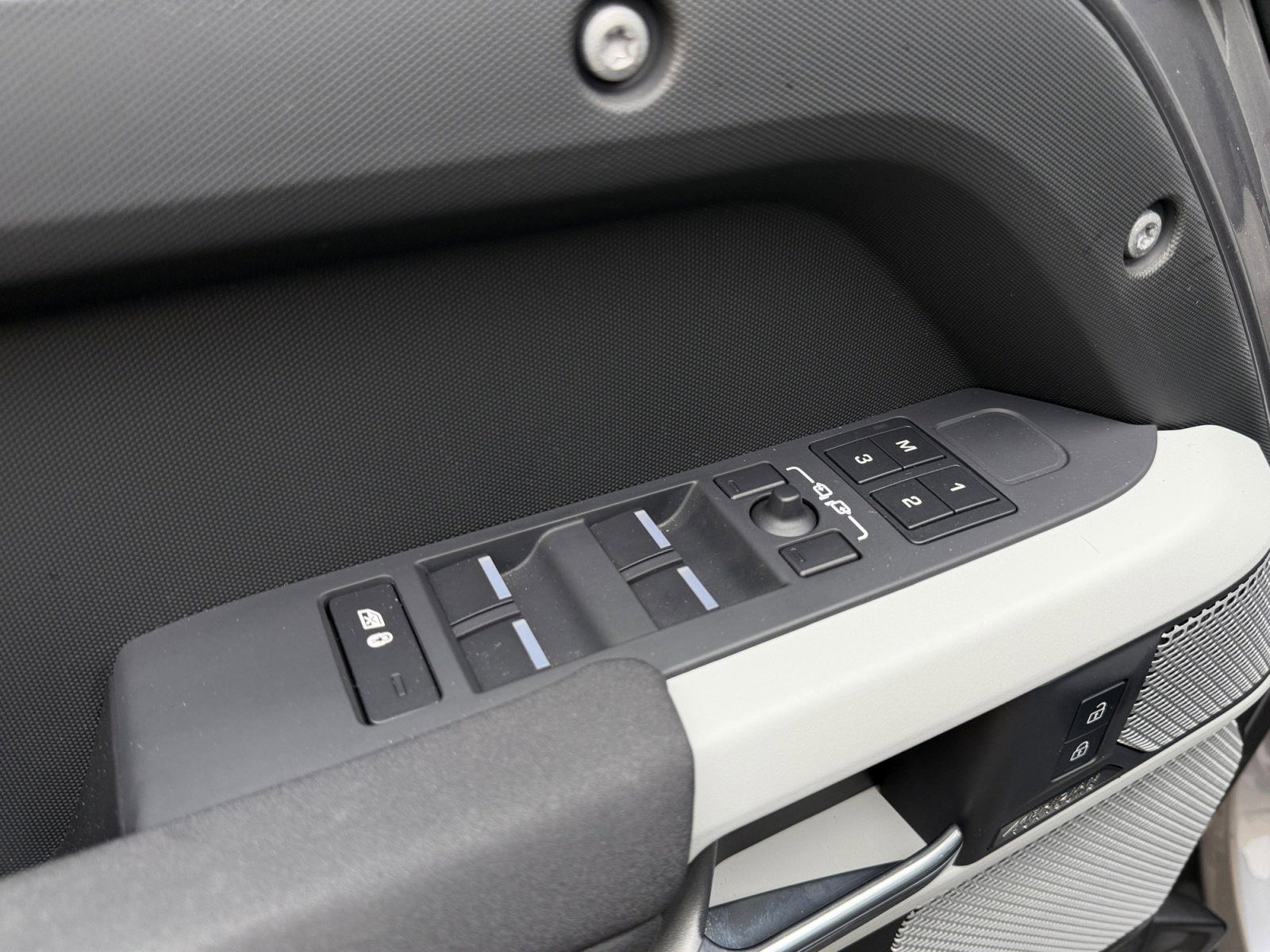 Used 2023 Land Rover Defender 130 SE image 13