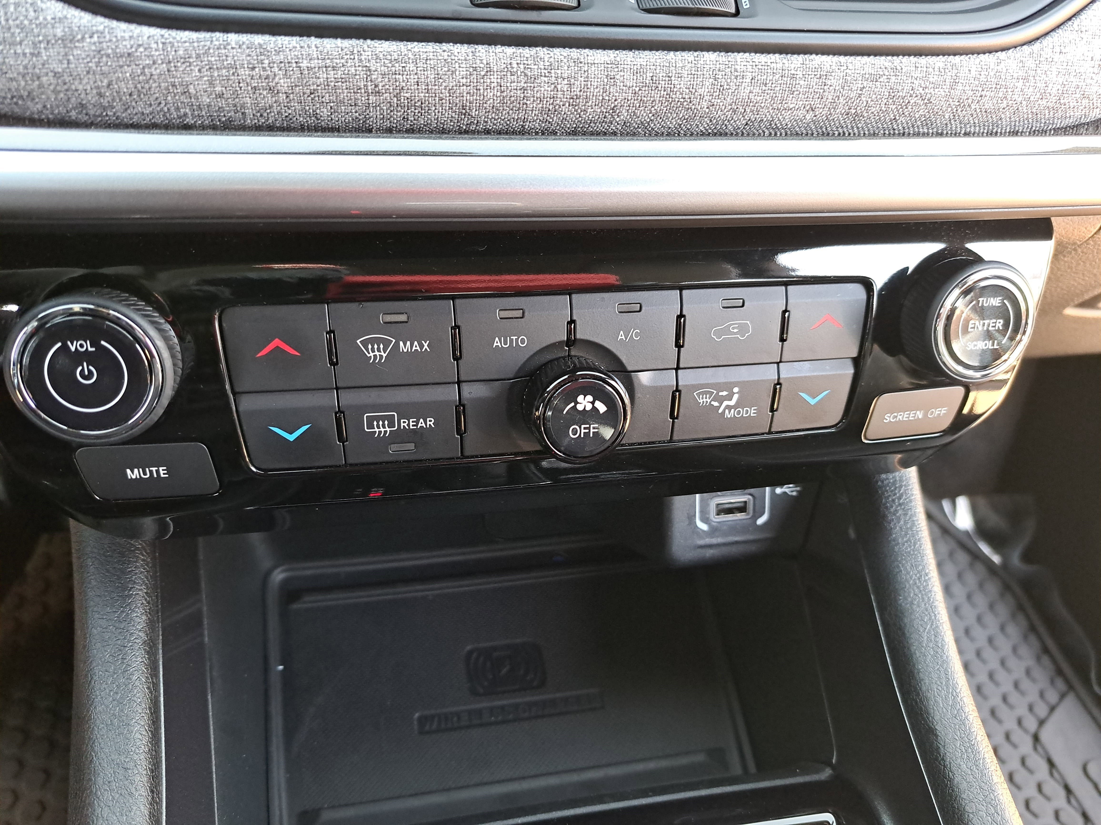 Used 2024 Jeep Compass Latitude image 23