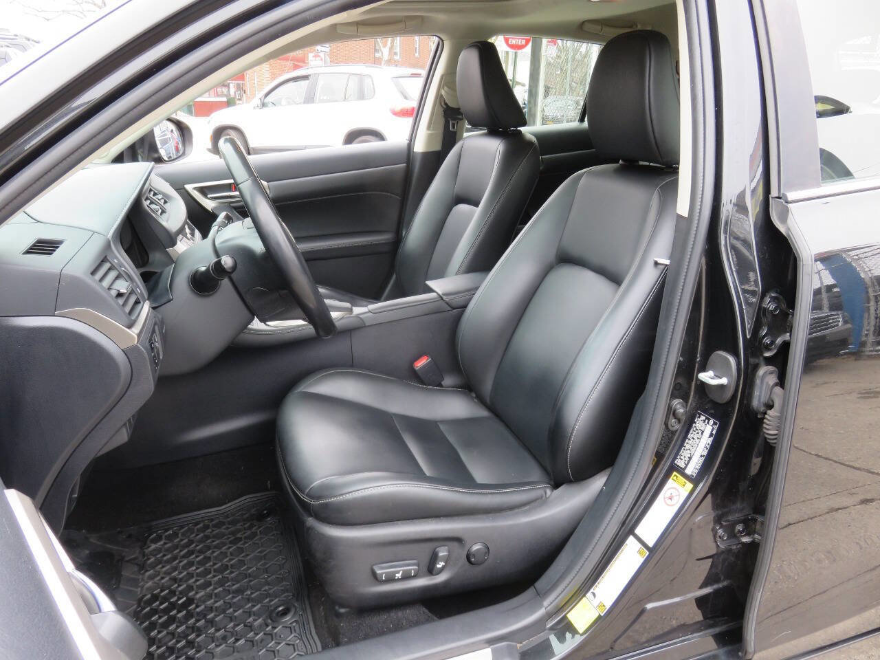 Used 2017 Lexus CT 200h Base 4dr Hatchback w/ Navigation System Package image 10