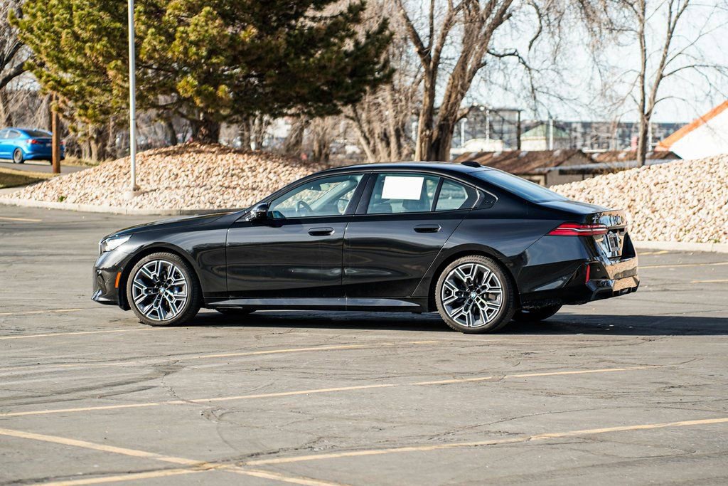Certified 2025 BMW 530i xDrive w/ M Sport Package AWD/4WD image 7