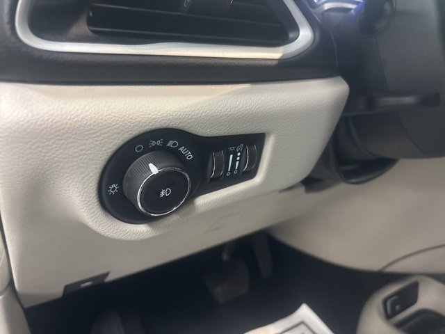 Used 2024 Chrysler Pacifica Touring-L image 16